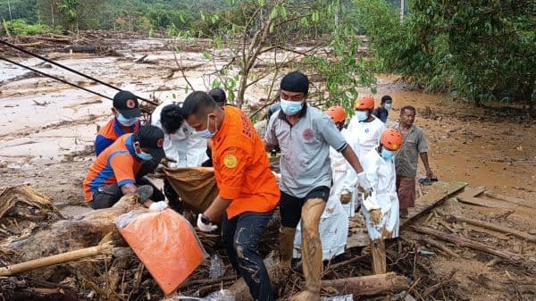 20_hari_hilang_terseret_banjir_jenazah_pendeta_lea_filanie_ditemukan_di_jembatan_pasar_tukka