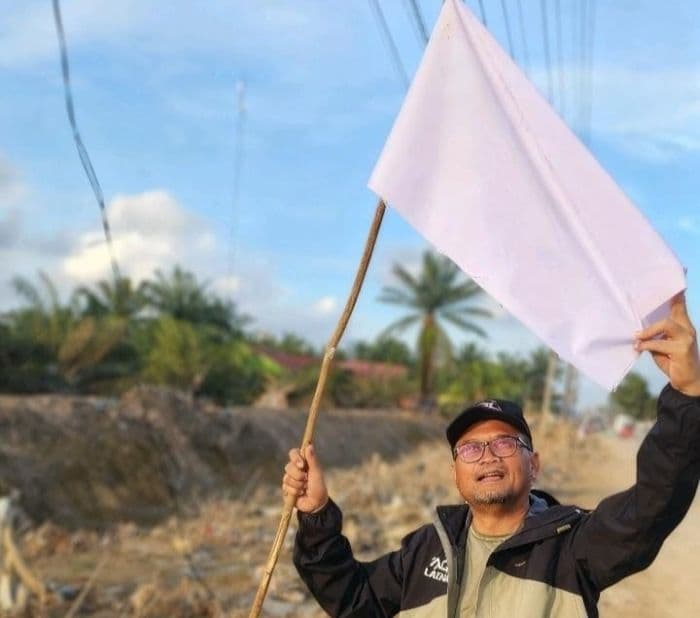 19_hari_pasca_bencana_warga_aceh_kibarkan_bendera_putih