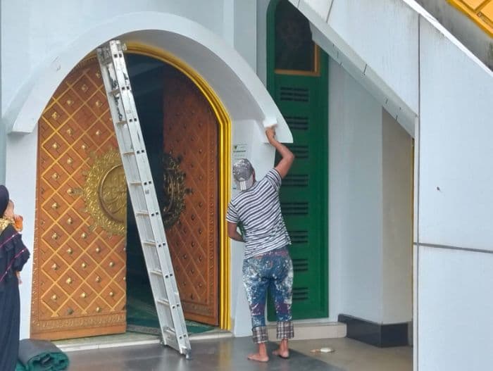 bagian_umum_setda_deli_serdang_kaget_pegawainya_jadi_pekerja_rehabilitasi_masjid_agung