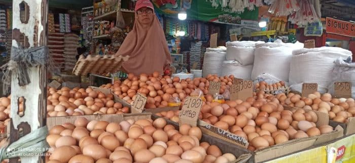 harga_telur_ayam_di_siantar_tinggi_pembeli_semakin_terbebani_seiring_naiknya_harga_kebutuhan_pokok