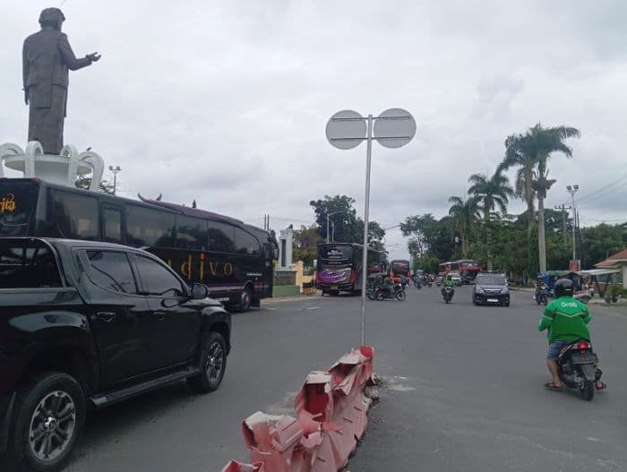 hari_pertama_pelarangan_kebijakan_relokasi_otobus_di_pematangsiantar_belum_efektif
