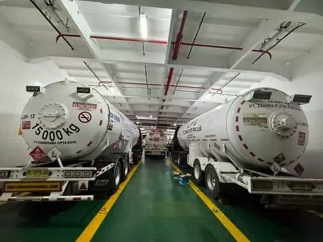jalur_darat_terputus_pertamina_salurkan_lpg_ke_banda_aceh_lewat_laut