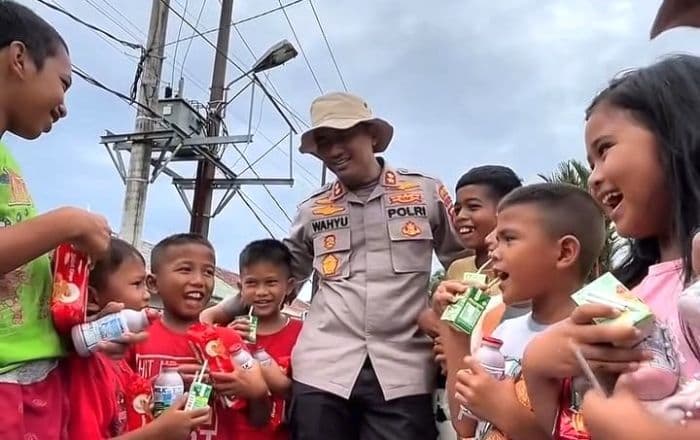 kapolres_tapteng_bagikan_susu_untuk_anakanak_korban_banjir_saat_cek_progres_sumur_bor_di_pandan