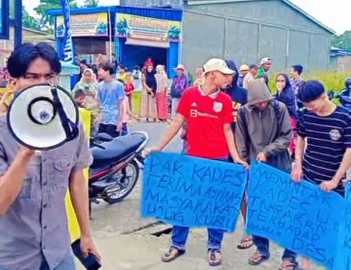 masyarakat_ujung_kubu_batu_bara_demo_kades_tuntut_transparansi_dana_desa