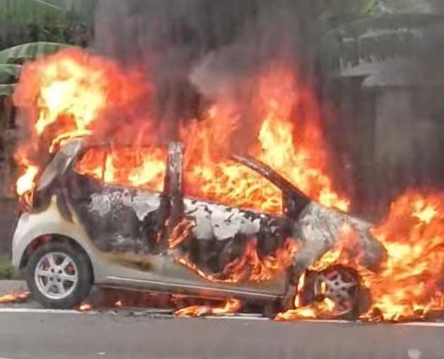 mobil_toyota_agya_terbakar_di_tol_belmera_medan_tidak_ada_korban_jiwa