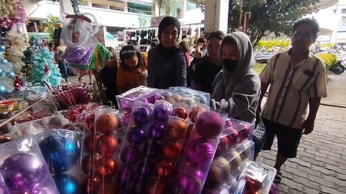 penjualan_hiasan_natal_di_pusat_pasar_medan_anjlok_pedagang_singgung_dampak_bencana_dan_ecommerce