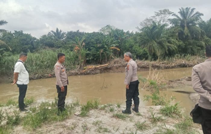 polsek_lubuk_pakam_cek_lokasi_abrasi_dan_longsor_das_pascabanjir