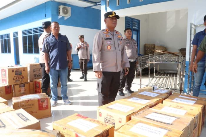 sambal_teri_hingga_kentang_menu_bantuan_polres_simalungun_untuk_korban_banjir_sumut