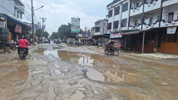 jalan_sunggal_rusak_parah_berdampak_terhadap_pedagang