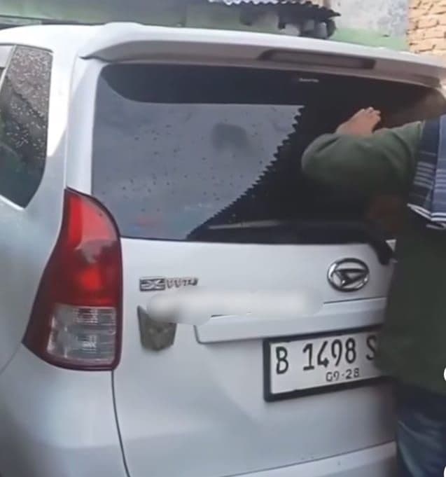 polisi_sebut_pemilik_mobil_yang_ditinggalkan_di_gang_sempit_dalam_kondisi_pikun