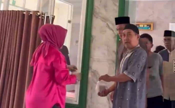 masjid_al_hidayah_lubuk_pakam_gelar_program_jumat_barokah_bagikan_makanan_untuk_jamaah