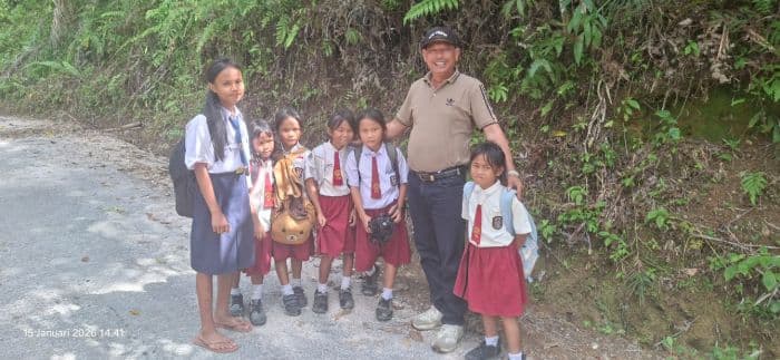 berjalan_kaki_8_km_menembus_gelap_dan_lapar_demi_sekolah_perjuangan_anakanak_dairi_mengejar_mimpi