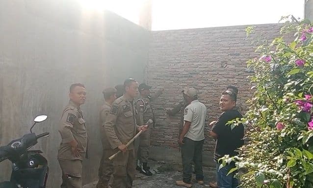 satpol_pp_asahan_bongkar_tembok_yayasan_yang_tutupi_jalan_umum