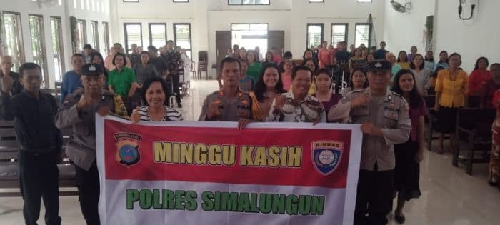 polres_simalungun_salurkan_bantuan_sembako_ke_warga_dan_jemaat_gereja