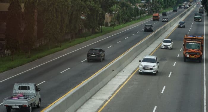250000_kendaraan_melintas_di_ruas_tol_mkttbelmera_saat_libur_imlek_2026