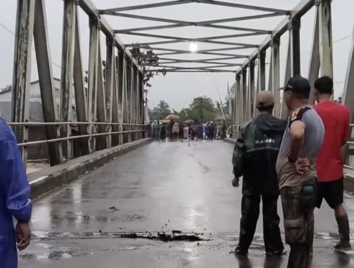 banjir_bandang_dan_longsor_landa_tapteng_jembatan_lopian_di_badiri_nyaris_putus