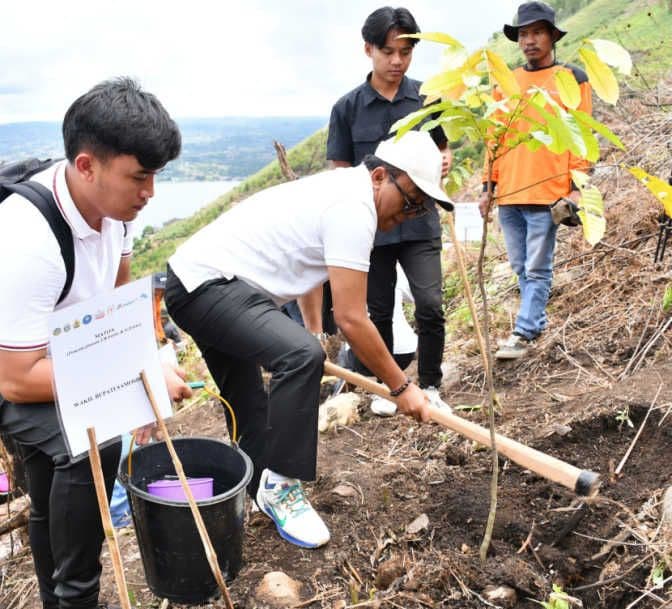 dorong_rehabilitasi_hutan_3450_pohon_ditanam_di_lereng_gunung_pusuk_buhit