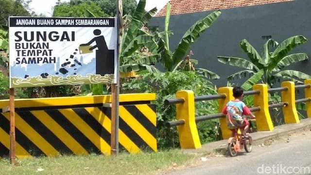 menteri_lh_dukung_fatwa_mui_haram_buang_sampah_ke_sungai_dan_laut