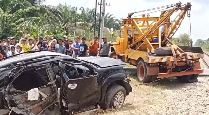 mobil_ditabrak_ka_putri_deli_di_kisaran_dua_bocah_tewas