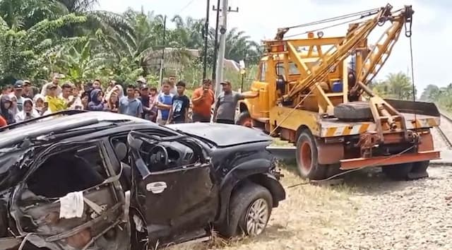 mobil_ditabrak_ka_putri_deli_di_kisaran_dua_bocah_tewas