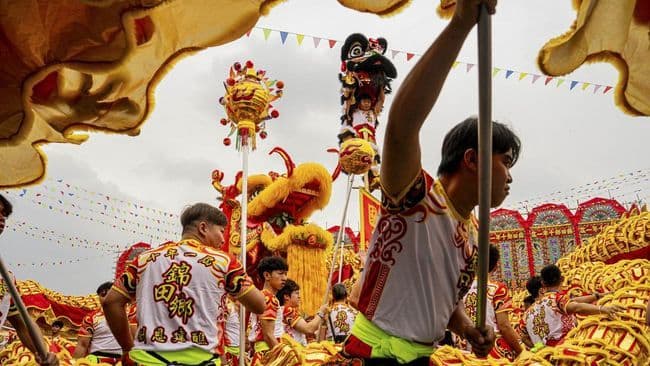 parade_imlek_internasional_di_hong_kong_libatkan_peserta_dari_60_negara