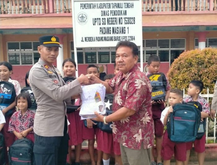 polres_tapteng_salurkan_bantuan_kapolri_kepada_siswa_terdampak_bencana
