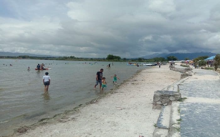sumber_mata_air_purba_di_pantai_pasir_putih_toba_dongkrak_kunjungan_wisatawan
