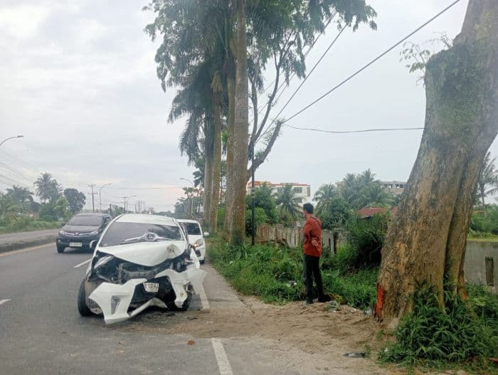 mobil_calya_tabrak_pohon_di_tanjung_morawa_