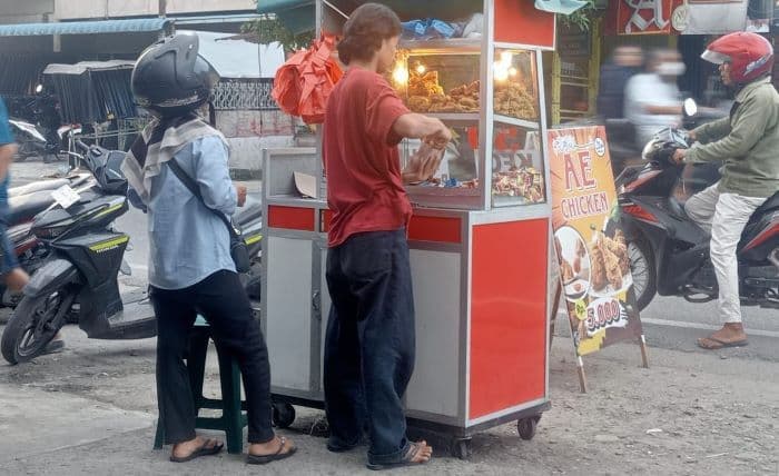 warga_batu_bara_sukses_jualan_ayam_goreng_di_medan_