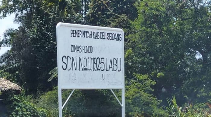disdik_deli_serdang_akan_ingatkan_sekolah_yang_gunakan_papan_nama_asalasalan