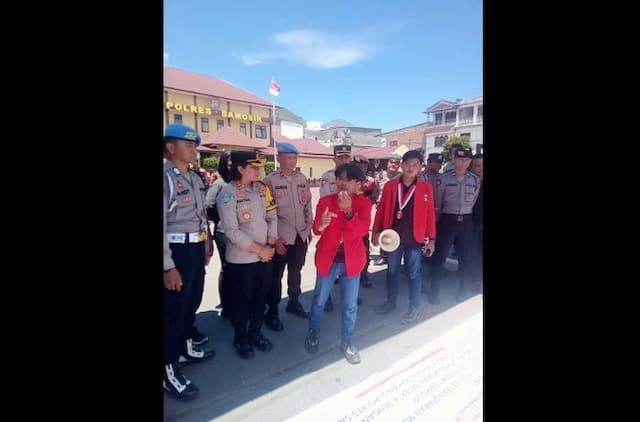 gmni_dan_warga_samosir_demo_di_mapolres_desak_pengusutan_tuntas_kematian_army_siregar_di_lapas_pangururan