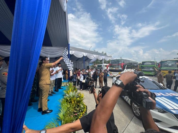 lepas_penumpang_mudik_gratis_pemko_medan_2026_wali_kota_rico_semoga_selamat_sampai_tujuan