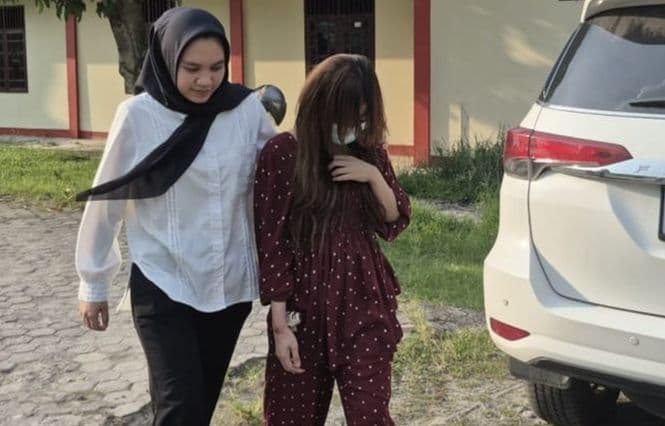 mobil_brio_tabrak_lapak_pedagang_pasar_kaget_wanita_cantik_ini_bersedia_ganti_rugi_dan_ungkap_penyebabnya