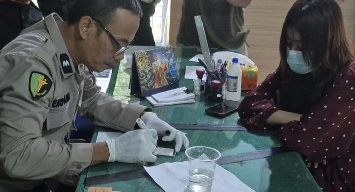 pengemudi_mobil_brio_tabrak_lapak_pedagang_pasar_kaget_di_binjai_dites_urine_ini_hasilnya