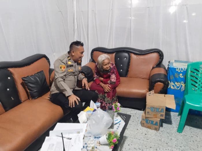 polisi_selamatkan_nenek_linglung_di_jalan_medan_siantar_saat_tengah_malam