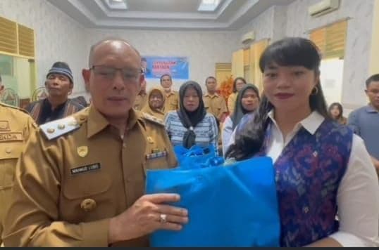 presiden_prabowo_salurkan_bantuan_perlengkapan_ibadah_untuk_korban_bencana_di_tapteng