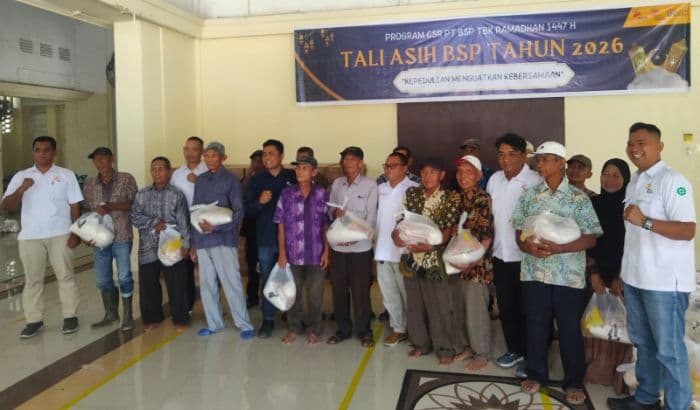 pt_bakrie_sumatera_plantations_salurkan_1200_paket_sembako_untuk_warga_asahan_