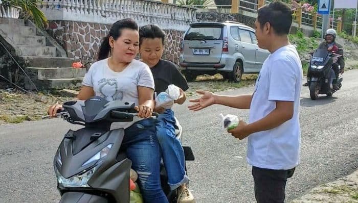 relawan_milenial_h_novri_ompusunggu_tebar_500_takjil_di_simalungun