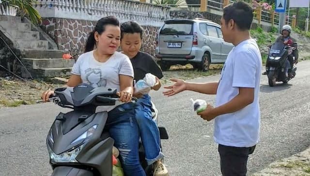 relawan_milenial_h_novri_ompusunggu_tebar_500_takjil_di_simalungun