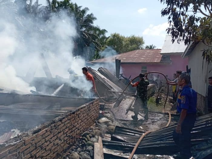 satu_unit_rumah_di_sei_bingei_langkat_musnah_terbakar