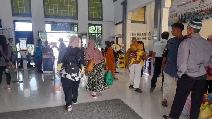 stasiun_siantar_mulai_dipadati_pemudik_tiket_kereta_api_terjual_48_persen