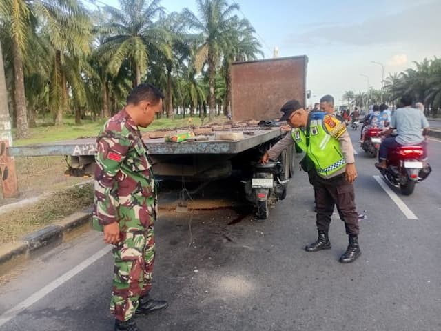 tabrak_belakang_truk_di_sergai_seorang_pelajar_tewas