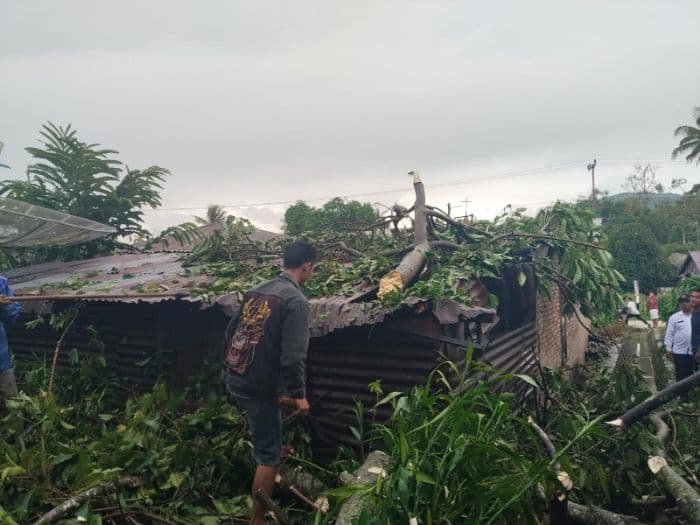 19_bangunan_rusak_diterjang_puting_beliung_di_lae_parira_dairi