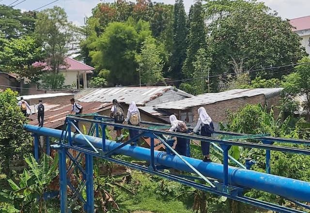 anak_sekolah_di_medan_maimun_nekat_lewati_pipa_pdam_jembatan_roboh_belum_diperbaiki