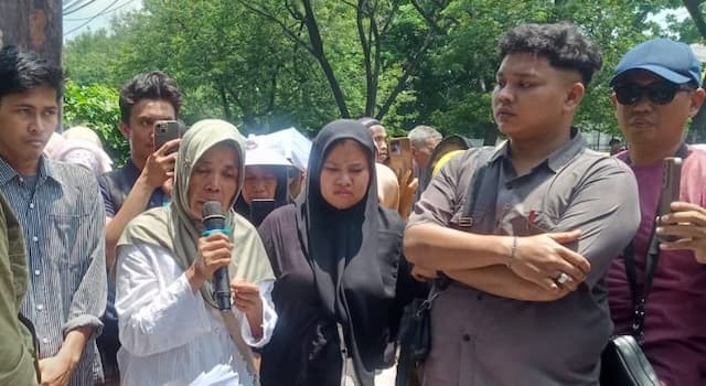 ibu_tersangka_kasus_korupsi_bos_di_sunggal_menangis_di_depan_kejati_sumut