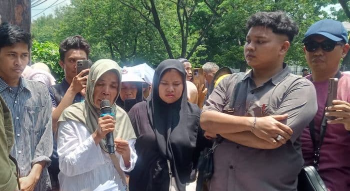 ibu_tersangka_kasus_korupsi_bos_di_sunggal_menangis_di_depan_kejati_sumut