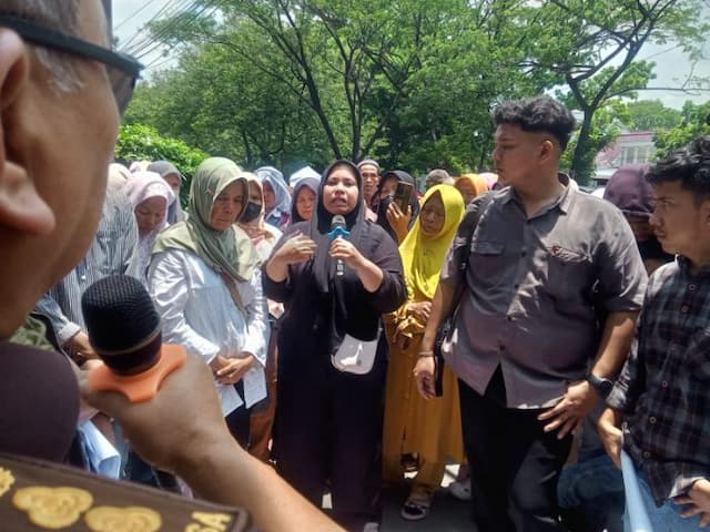 istri_tersangka_korupsi_bos_di_sunggal_menangis_minta_suami_dibebaskan_dari_rutan