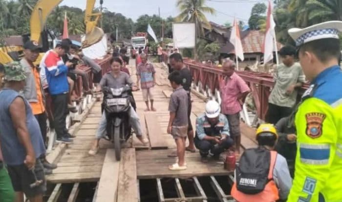jembatan_bailey_penghubung_tapseltapteng_rusak_usai_dilintasi_truk_bermuatan_penuh