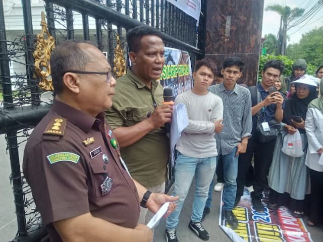 kejati_sumut_tanggapi_demo_tuntutan_pembebasan_tersangka_korupsi_bos_mas_sunggal