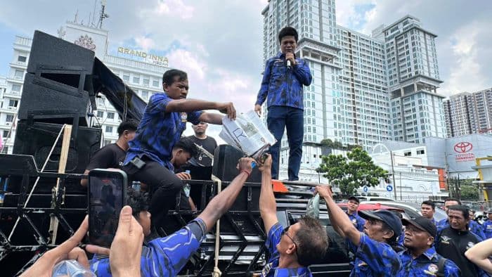 luapkan_kekecewaan_kombat_sumut_bakar_majalah_tempo_dalam_aksi_damai_di_medan
